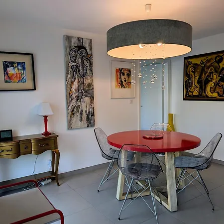 Appartement Avec Terrasse, Jardin Et Double Garage *